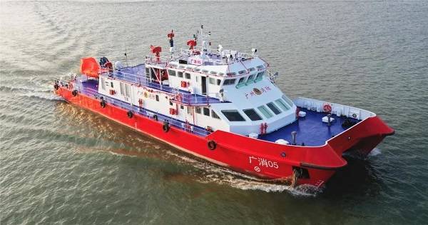 应急|江龙船艇交付40米级钢铝双体消防船