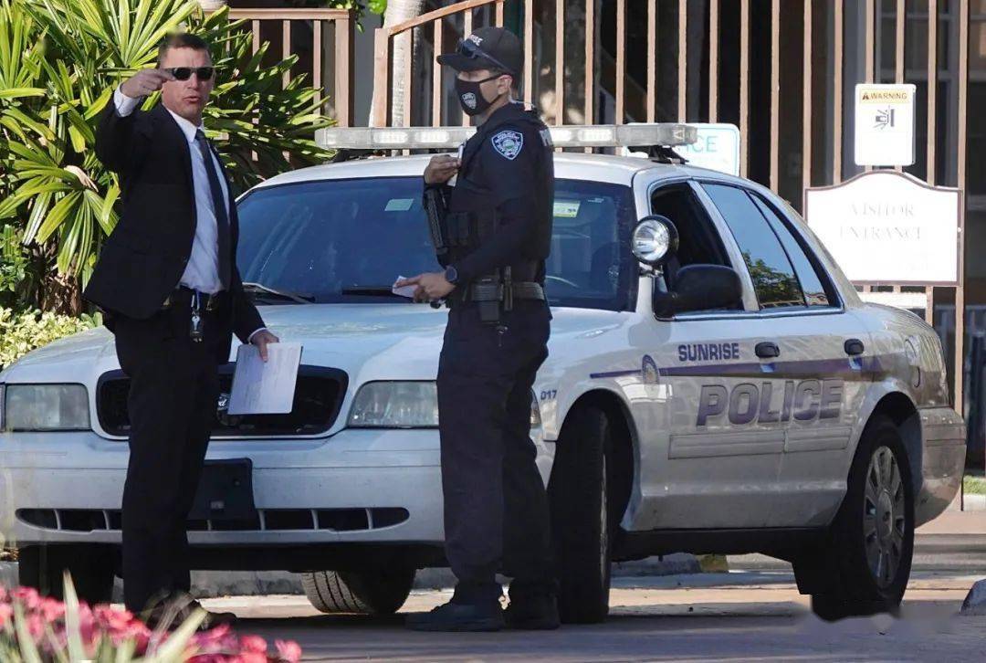 【现场】佛州fbi执行搜查令遭遇枪战:2死3伤_特工