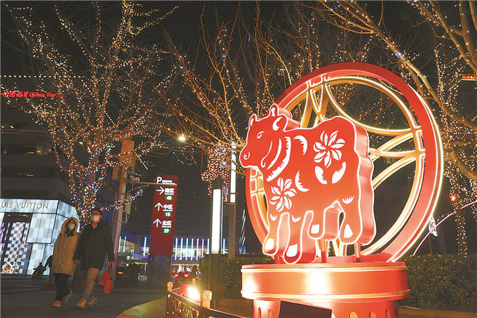 实拍北京街头红灯高挂彩旗飘，年味浓了！