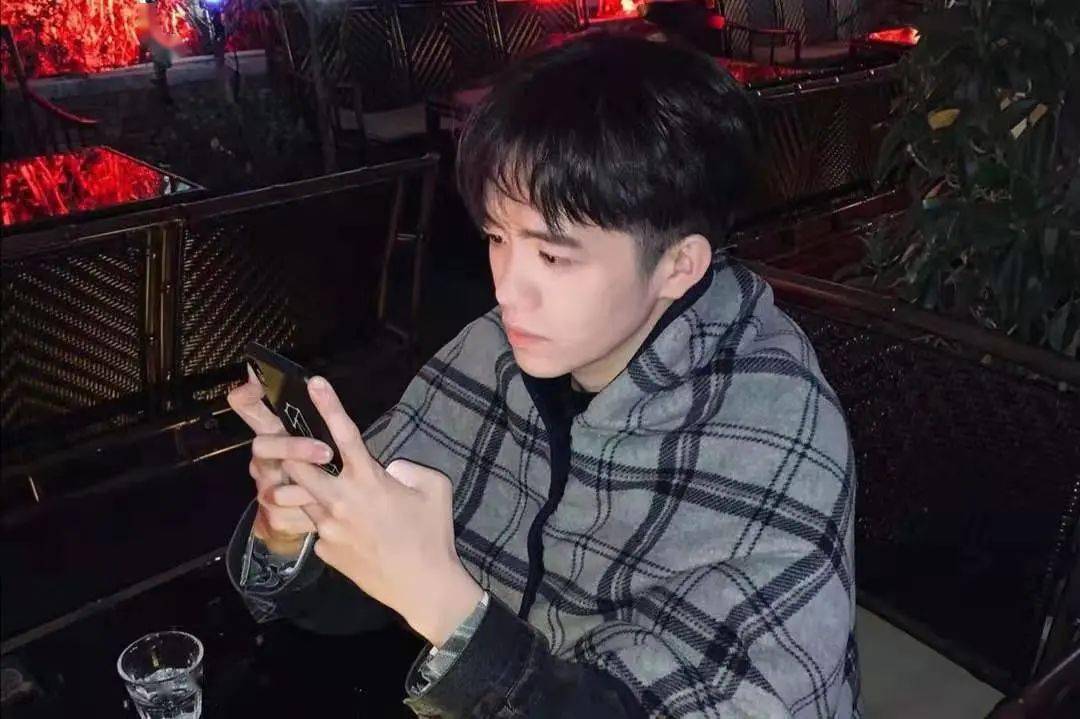 哈喽哈喽,我是策务部谱务组的组长吴卓儒,热爱唱歌,跳舞,美食.