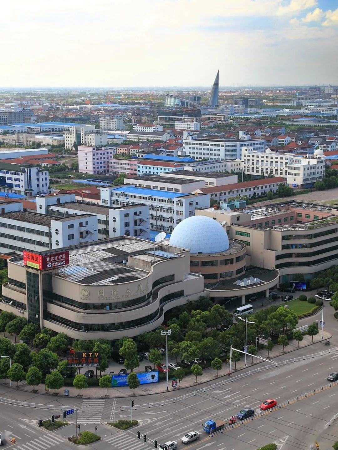 十余年来,他站在这座高楼之上,记录慈溪城市的变迁