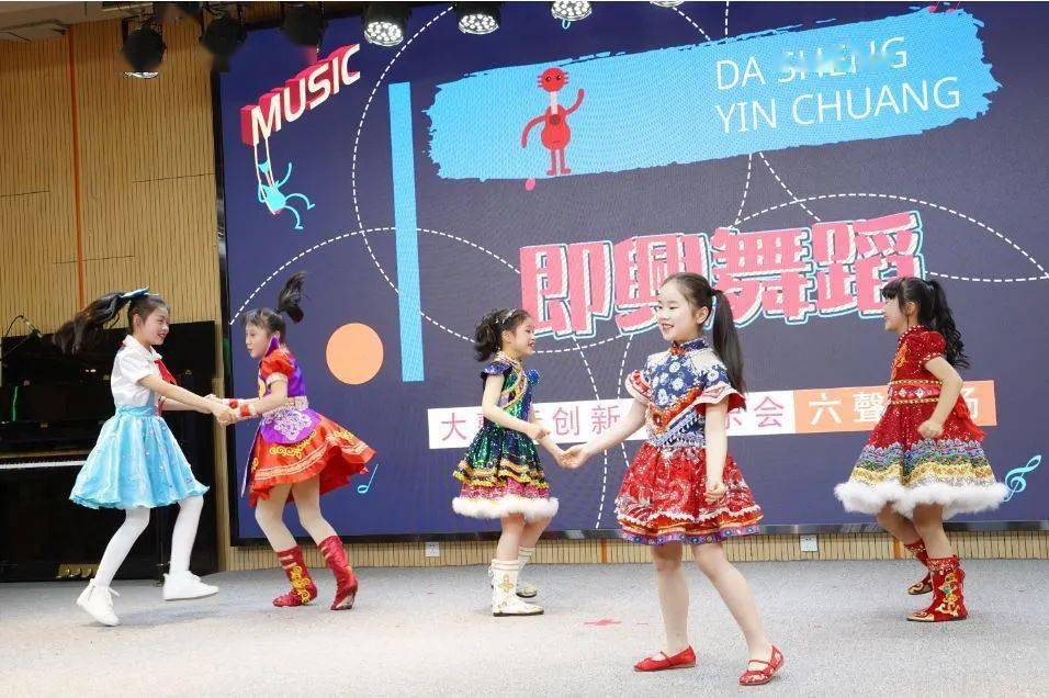 根据随机音乐现场进行即兴表演即兴舞蹈考核环节开始!