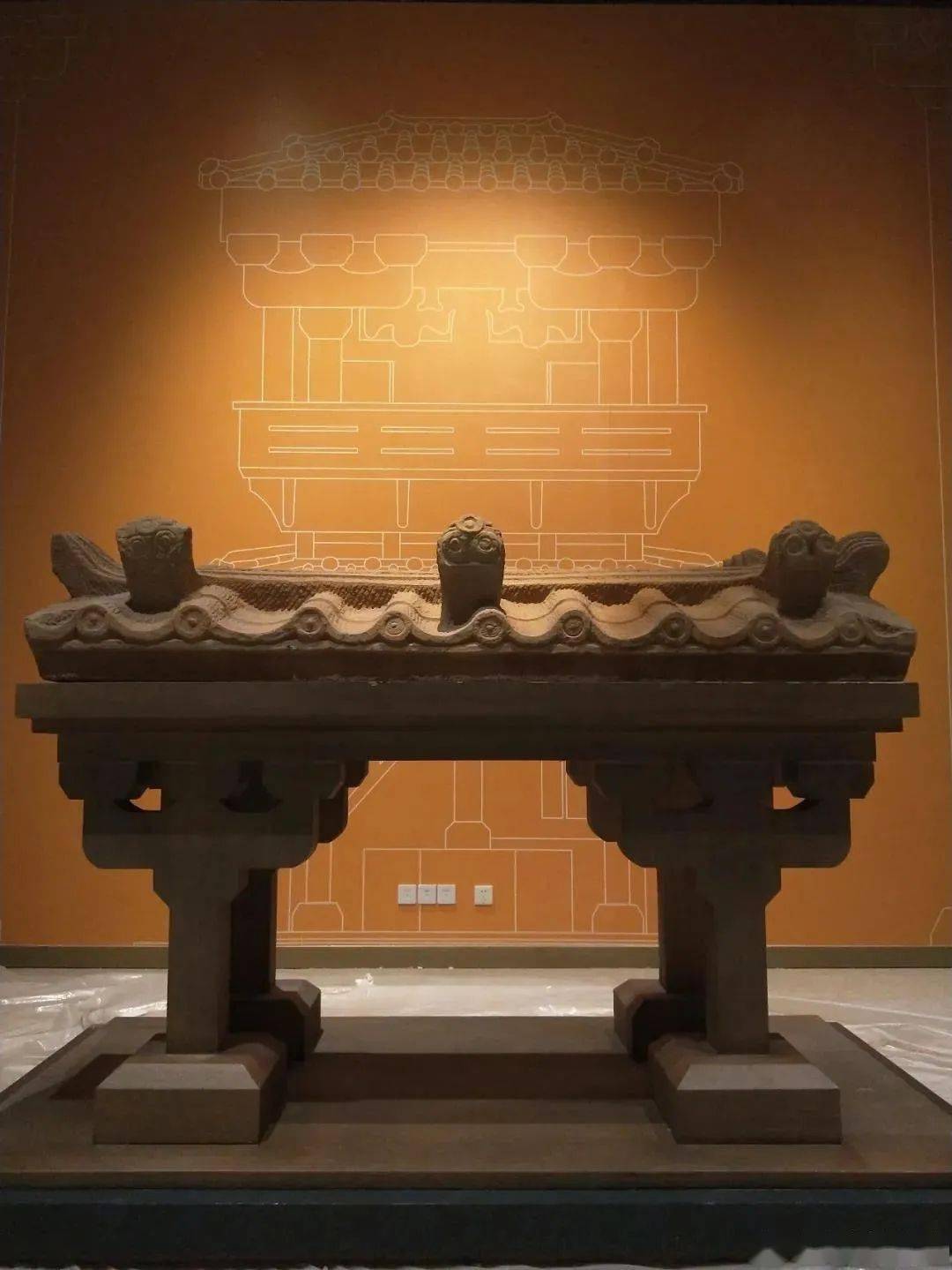 本次展览将展出一件东汉画像石棺盖,棺盖为仿汉代房屋屋顶样式,青砂整