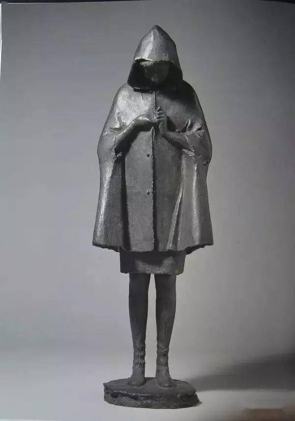 五二年的作品《群马之人》,刻划了日本人的典型面部特征;七二年的