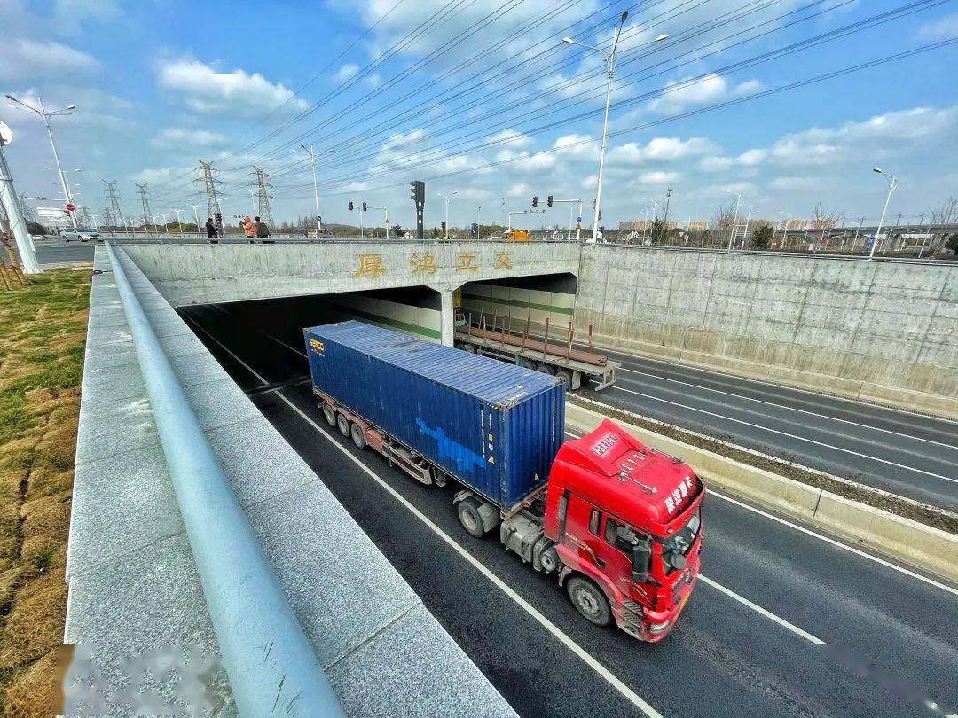 以及往沪宁线,市区的快速衔接加快了片区往鸿山物联网小镇增加的交通