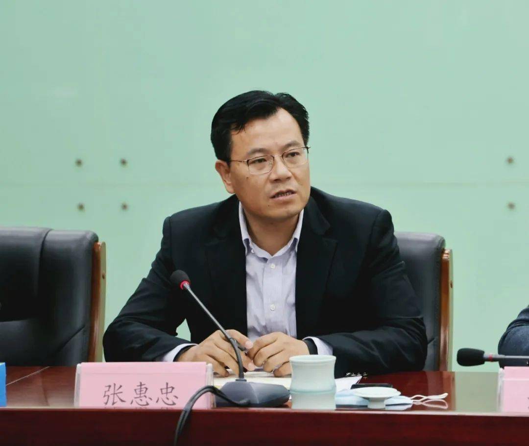 镇党委副书记张惠忠表示,疫情防控一刻都不能松懈,各村要不折不扣地