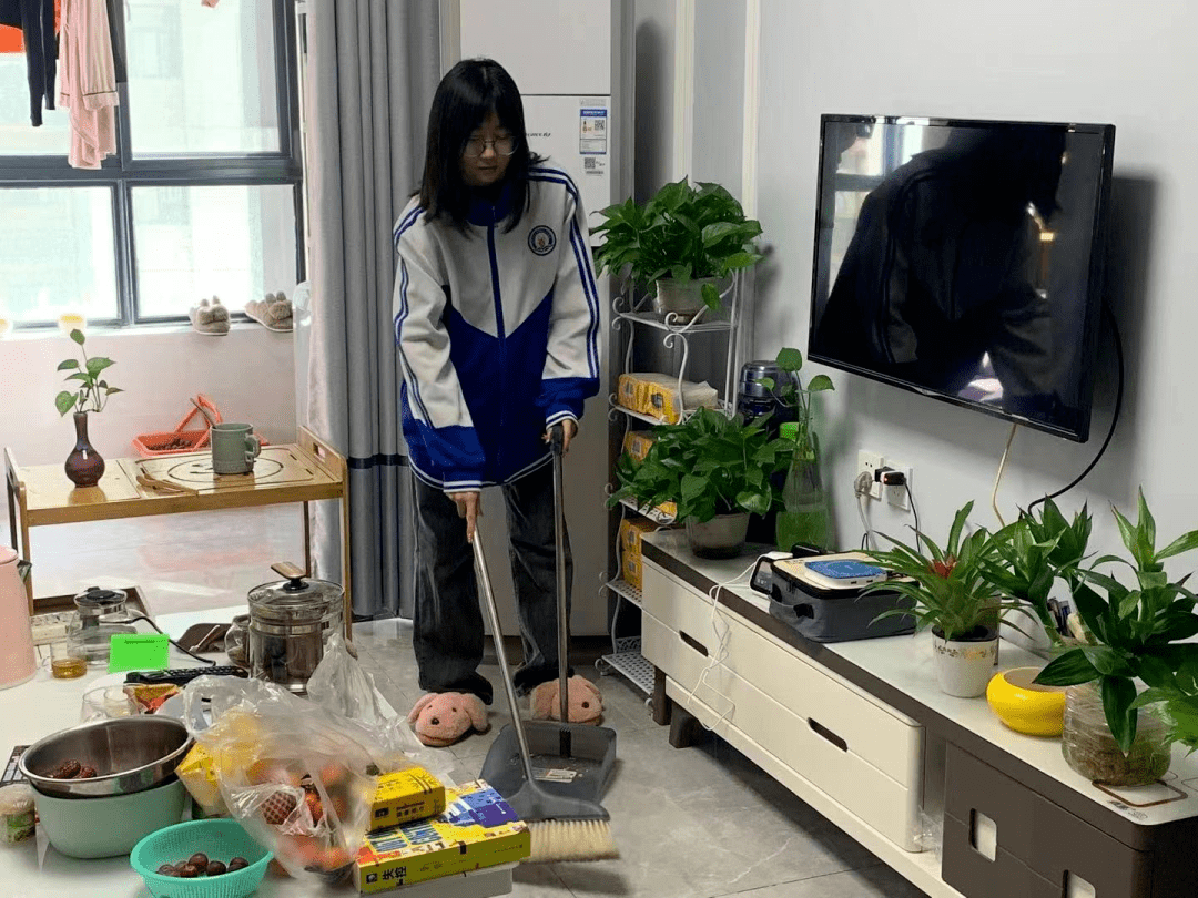 扫舍掸尘辞旧迎新中报学子们的腊月二十四