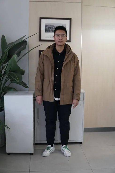 look 1改造后典型理工男打扮,条纹衬衫与黑色羽绒服的组合.