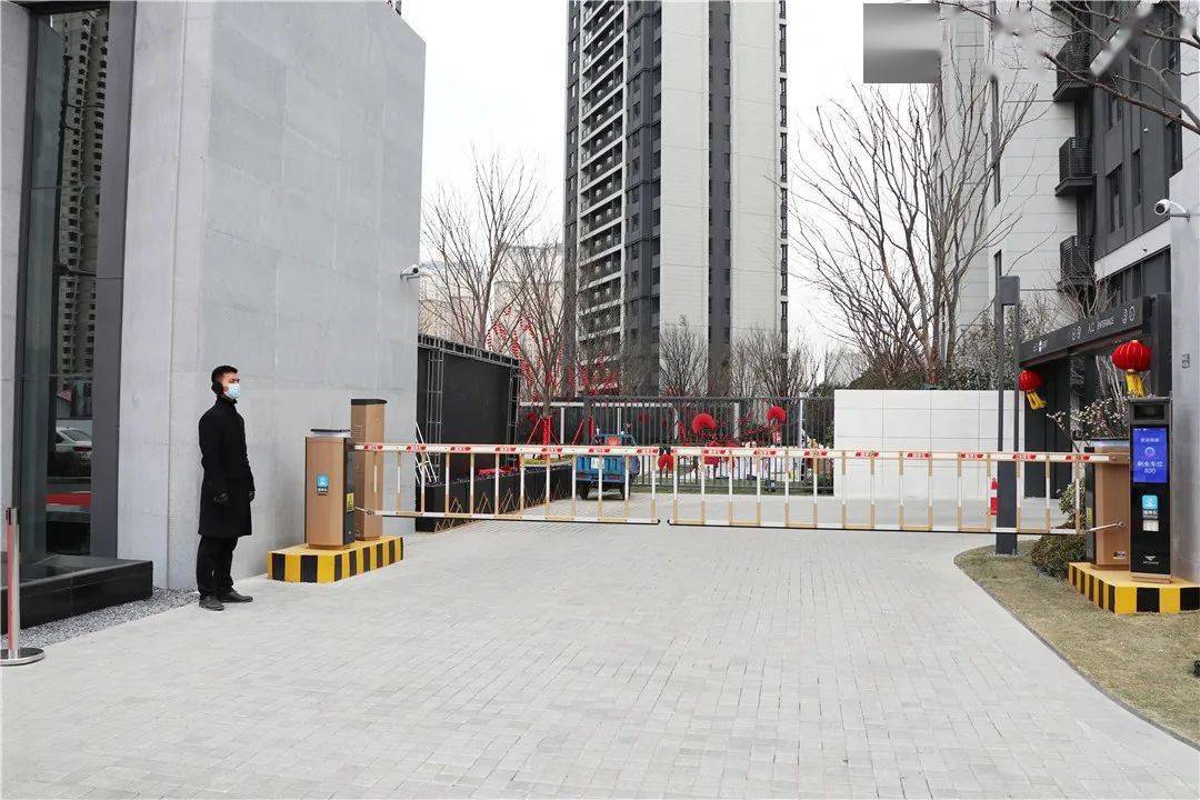 小区人车分流设计,有1个机动车辆出入口,1个非机动车出入口,2个人行出