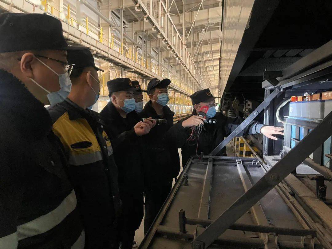 现场实作的方式邀请集团公司首席技师高云峰,自治区劳模付绍清讲解车