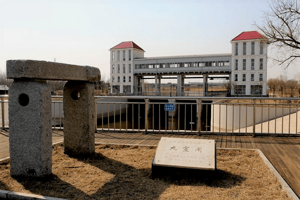 至金初迁都燕京后,泰和五年(1205年)"改凿"运河,经天津三岔口溯潞水至