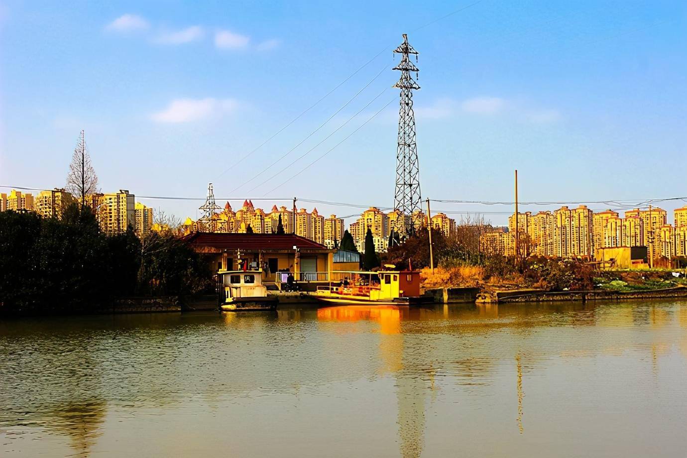 【携程攻略】上海苏州河景点,苏州河又被称作吴淞江 虽然没有黄浦江那般宽阔但是还是被誉为上海的…