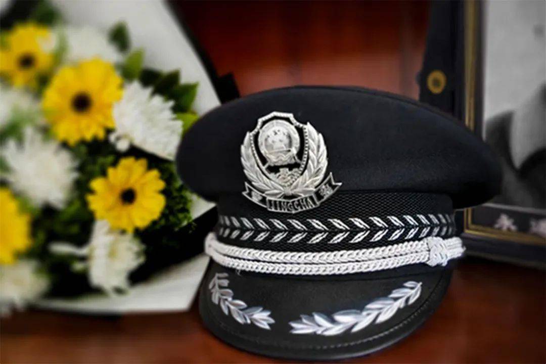 2月2日深夜,特警队员将吴立冉的警帽放至其父亲的遗像旁边第二天一早