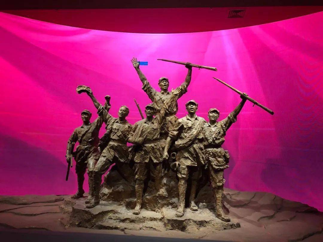 新时代苏区精神和长征精神,继承革命传统,坚定理想信念,保持革命意志