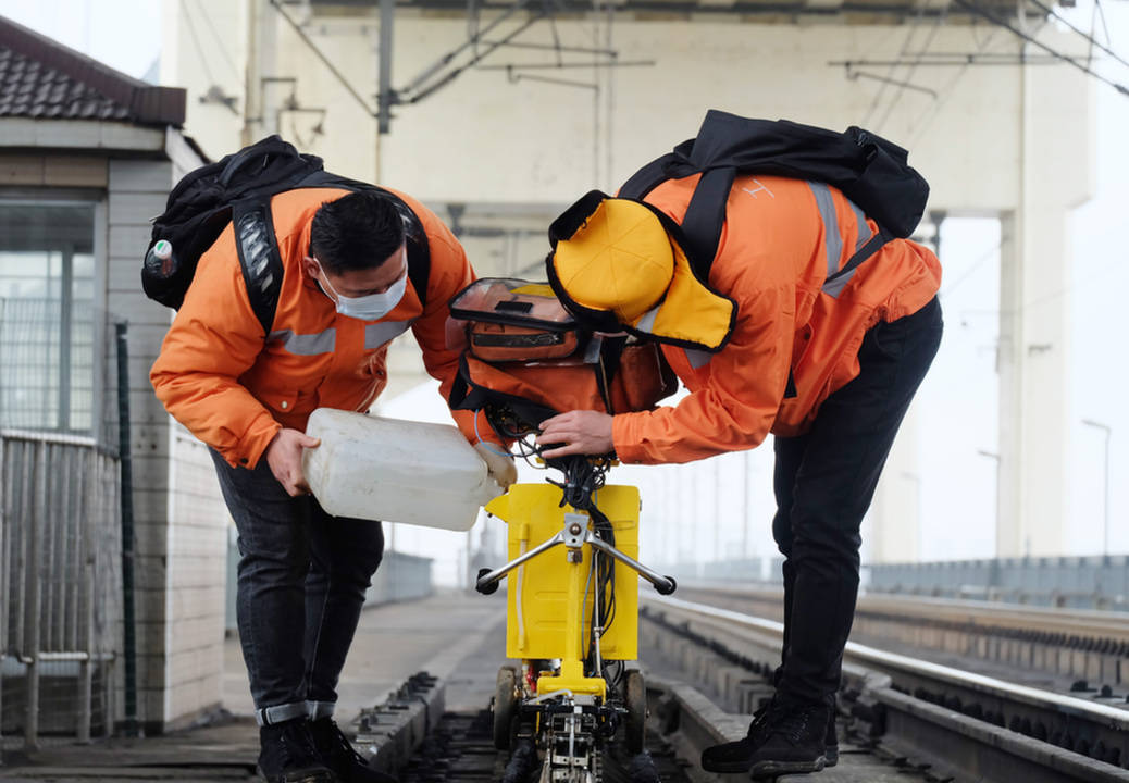 铁路探伤工为平安春运构筑坚实防线_钢轨