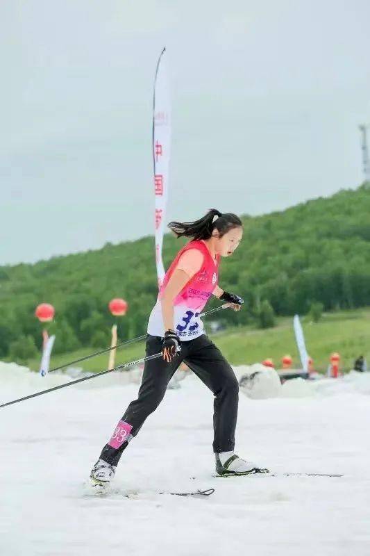 河池女子韦晓夏与队友携手斩获全国越野滑雪冠军赛铜牌