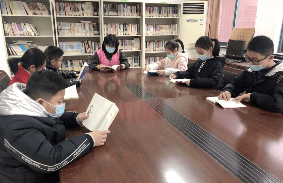 水韵社区24小时图书馆结合校外辅导站组织 "缤纷冬日"读书活动,让孩子