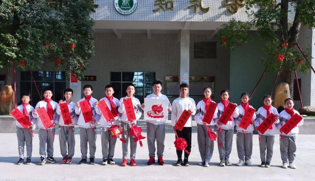 新溪中学举办写春联送祝福活动