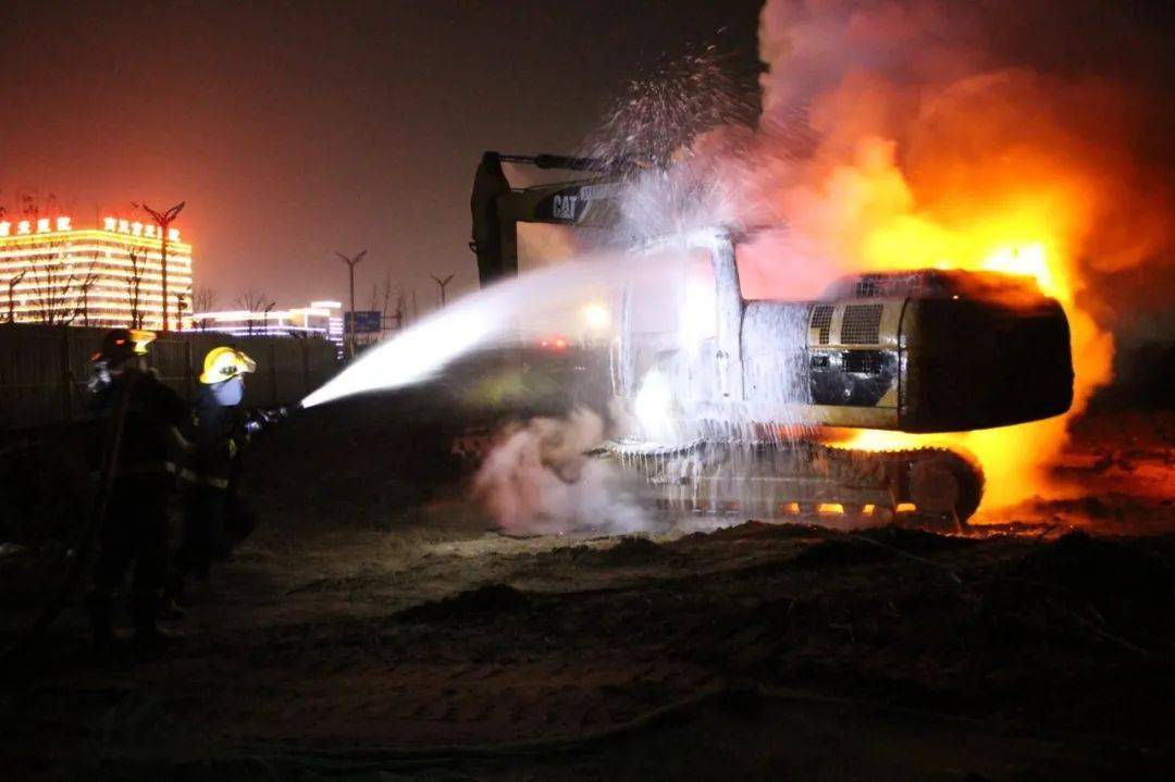 商丘一工地内挖掘机突然起火着火处距离燃气站仅有几十米