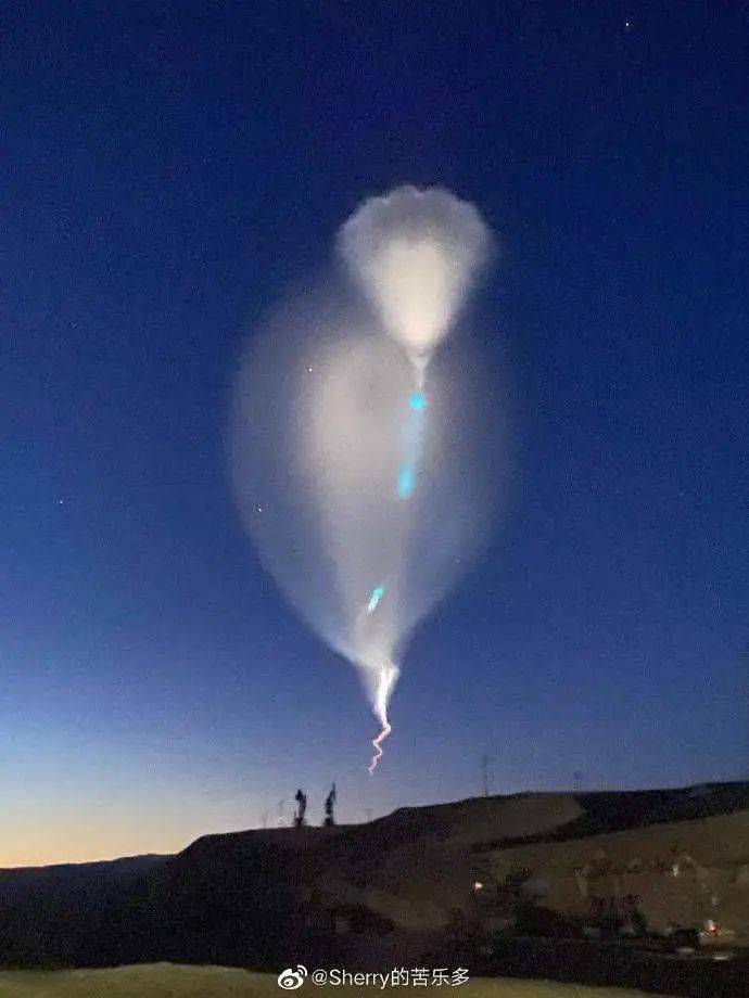 最绚丽的焰火网友拍到罕见火箭云