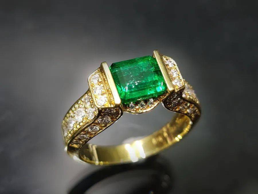 067 18k金"祖母绿"镶钻戒指(哥伦比亚产,木佐矿区,极微量油,grs证)