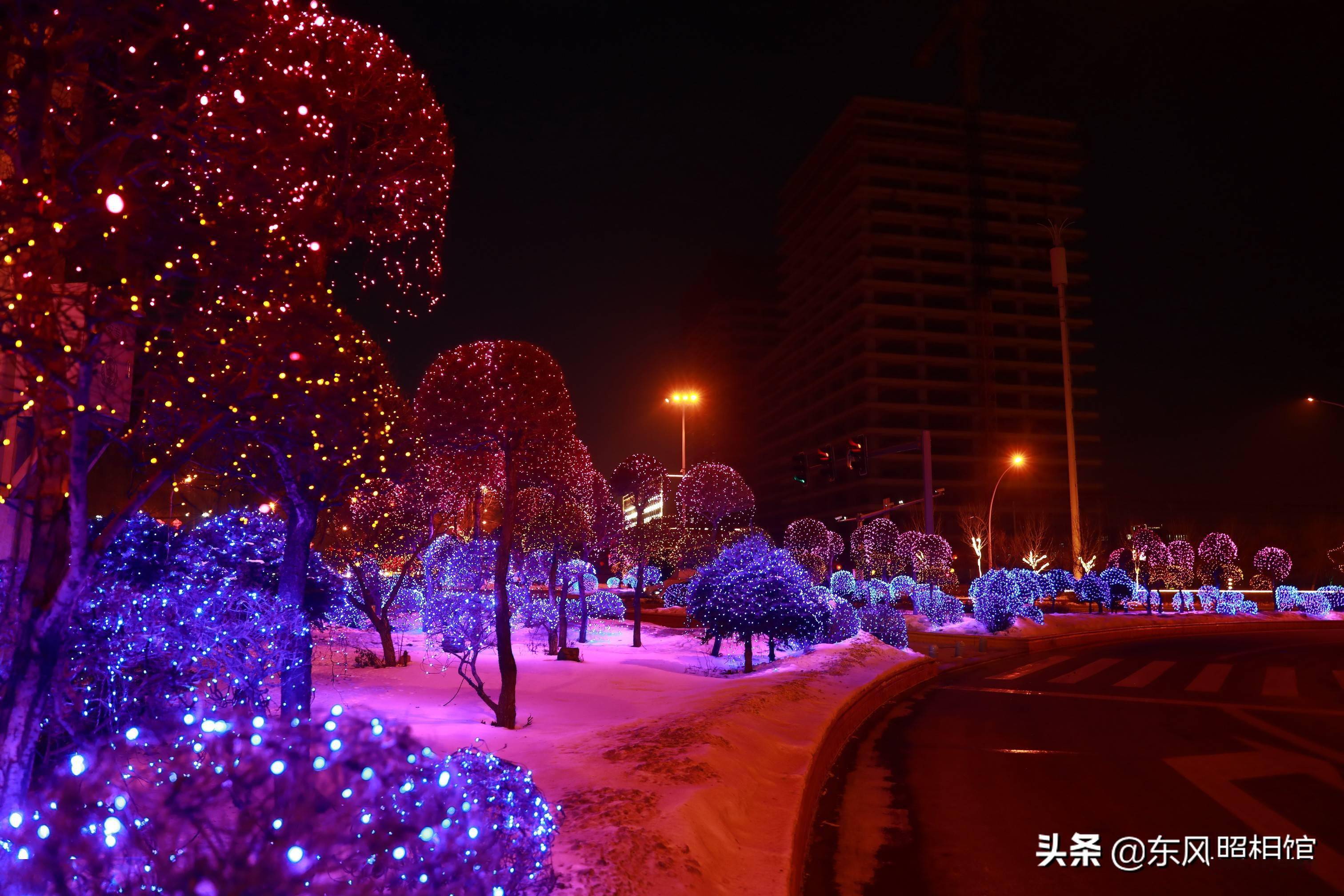东北城市年味十足 五彩夜灯点亮夜空_手机搜狐网