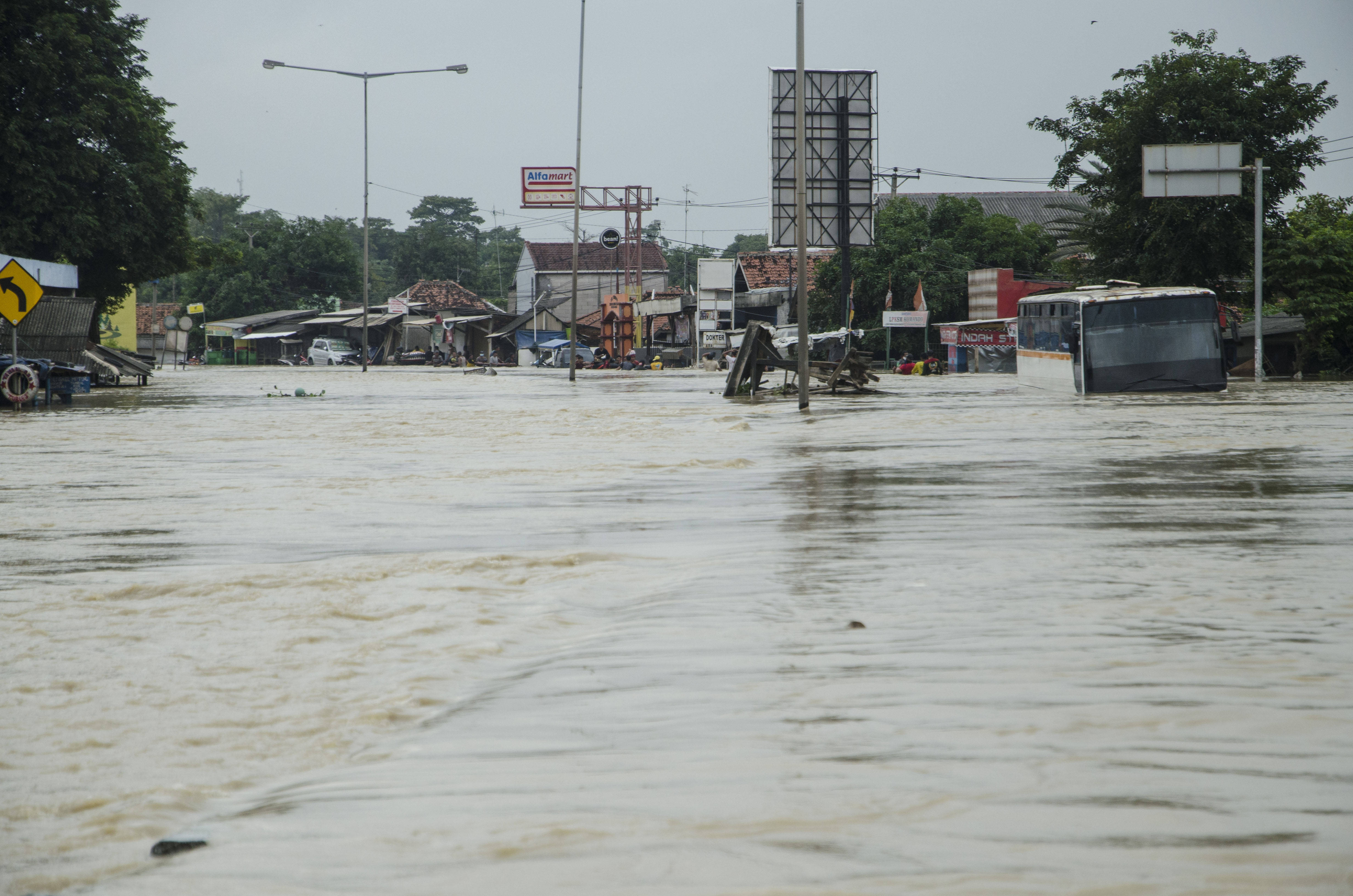印度尼西亚:洪水侵袭