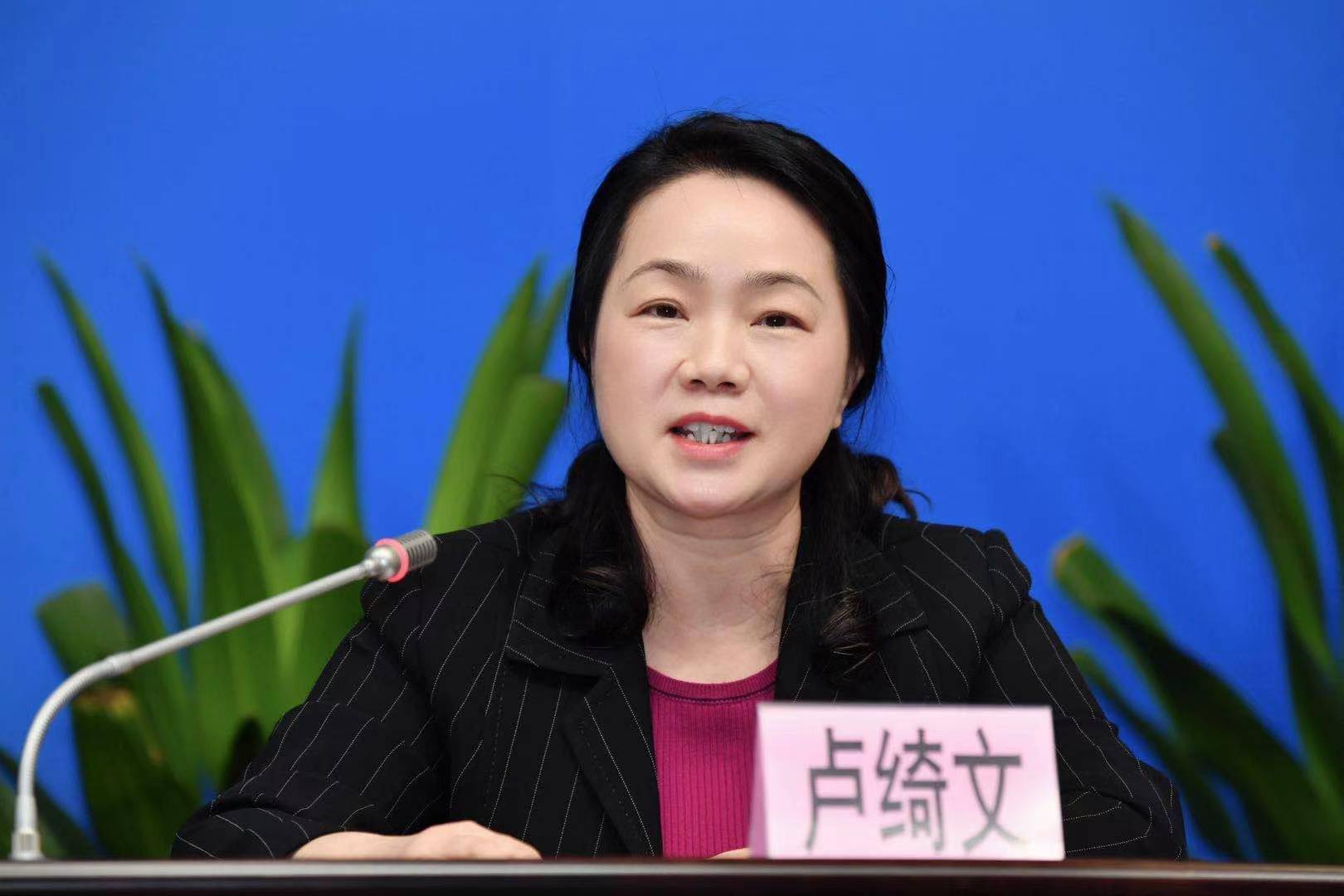 卢绮文表示,在全面落实防控措施的同时,白云区坚持"