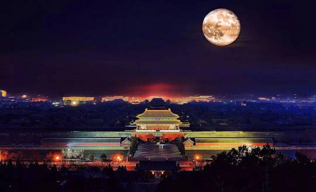 着银光绵延万里的巨龙月光下的中国,长城巍峨白浪溅起满天的星星月光