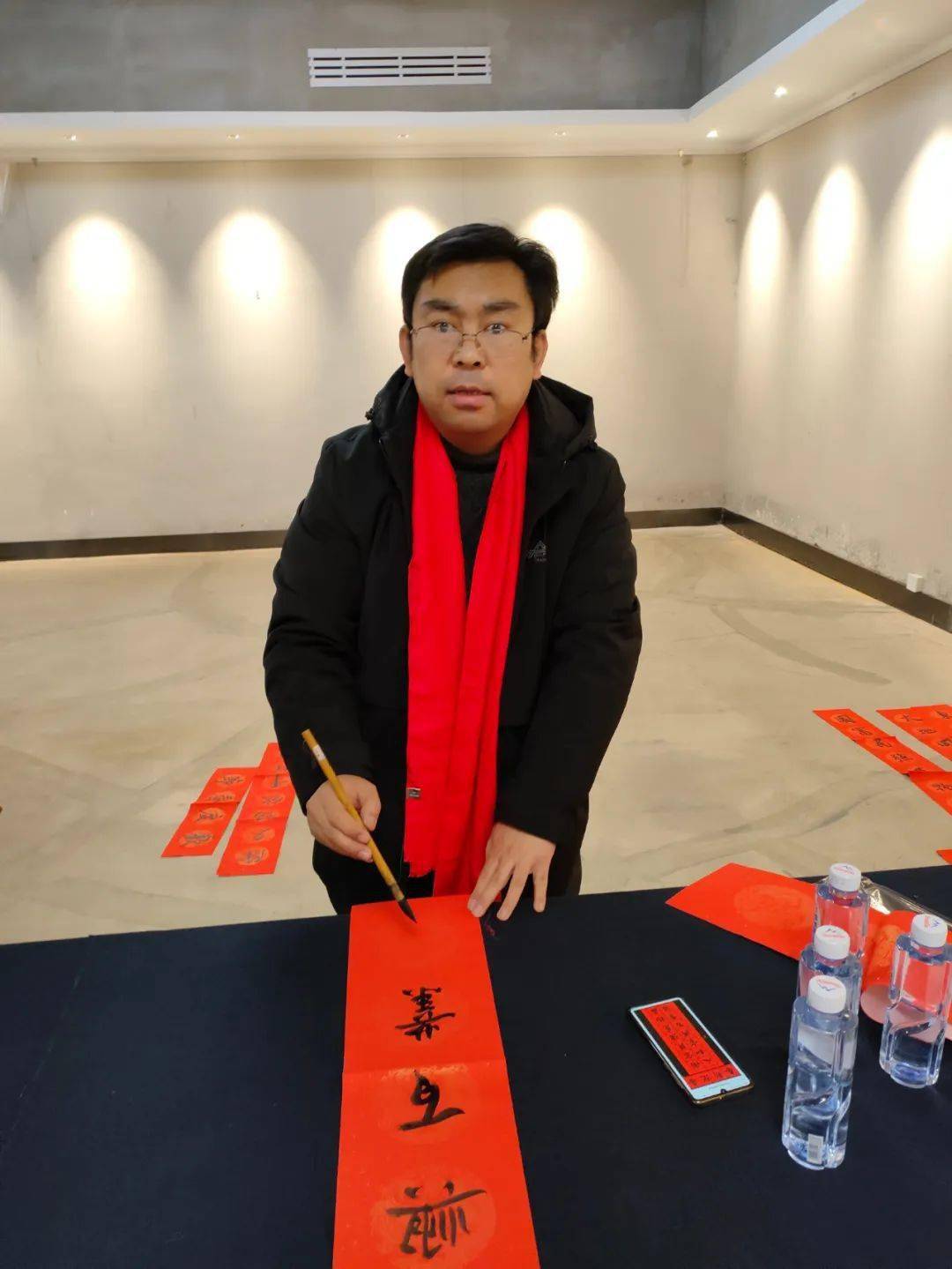 我市举办春联书祝福翰墨颂党恩书法家写春联活动