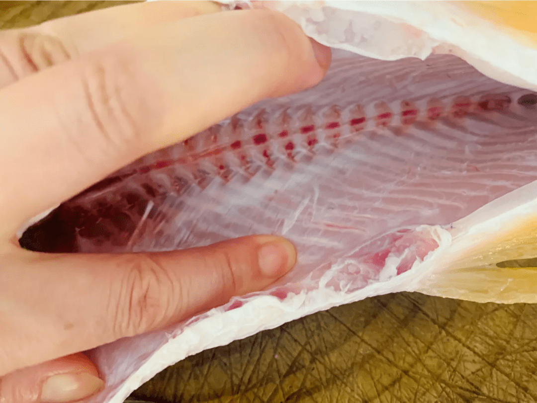 草鱼腥怎么去处理?只去"腥线"是外行,记住这5步,腥味全冲走