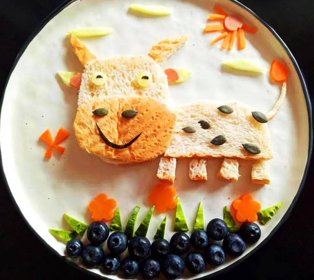 面包做的小牛,按照图片准备食材,用水果刀和厨房剪刀切出来,摆盘即可