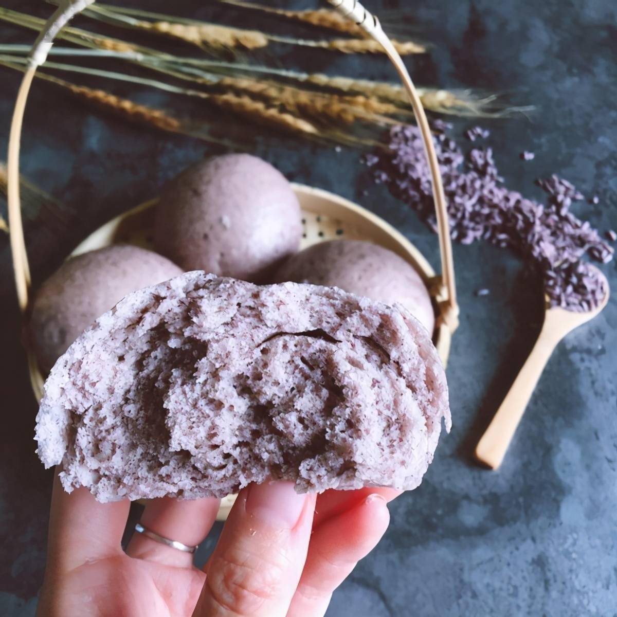 市面上少见又家常的紫米馒头做起来竟然毫不费力简单好吃