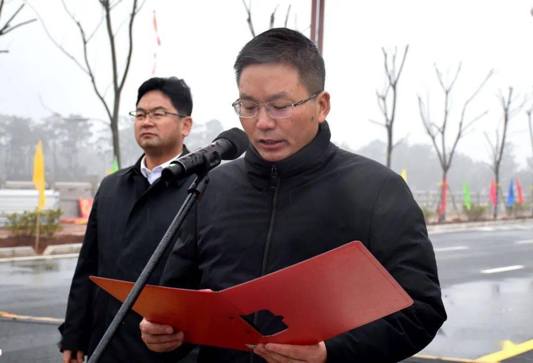 县委常委,常务副县长李跃忠主持通车仪式.仪式最后,全体与