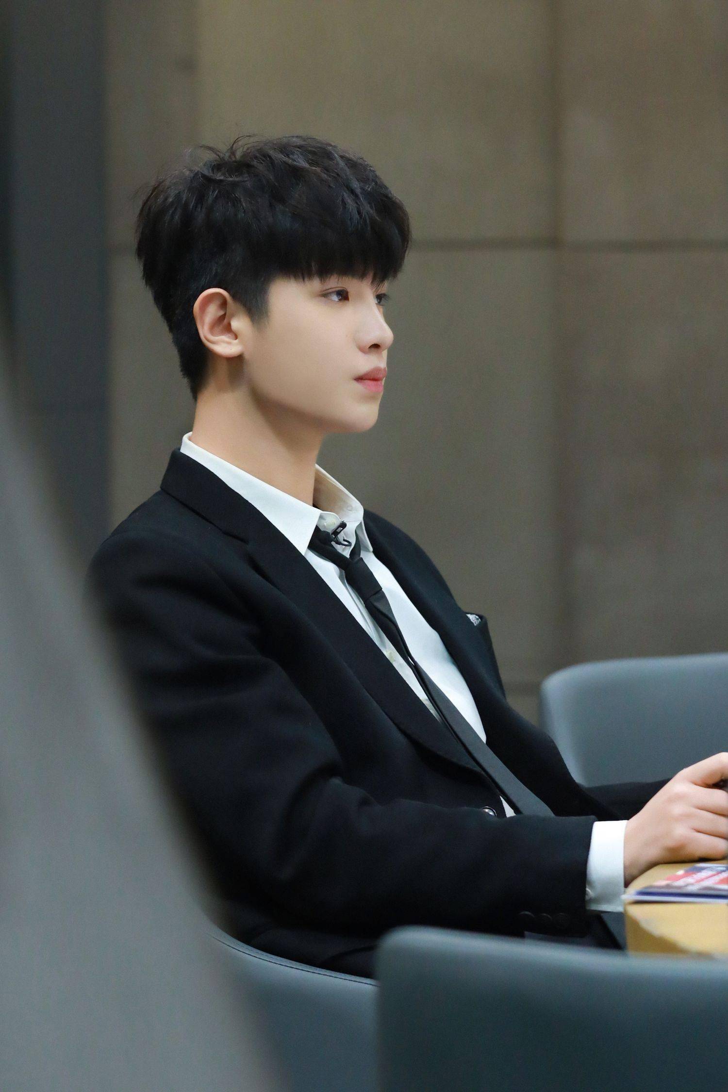 信昊分享小贾《明星大侦探》新剧照 瓜皮宝贝justin前来查案!