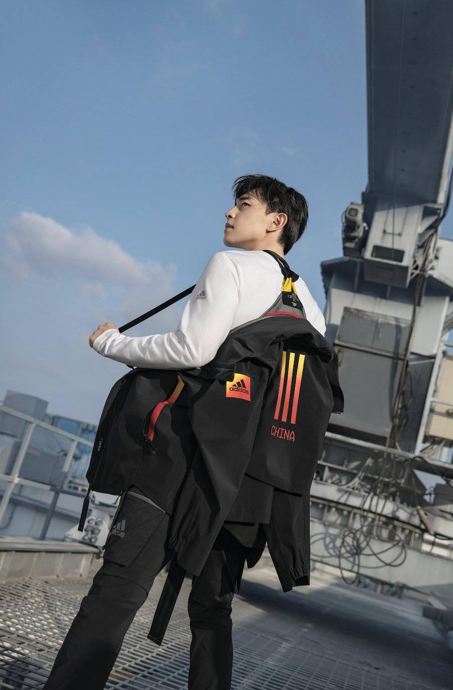 邓伦演绎酷盖出街穿搭 adidas全新大片新鲜出炉