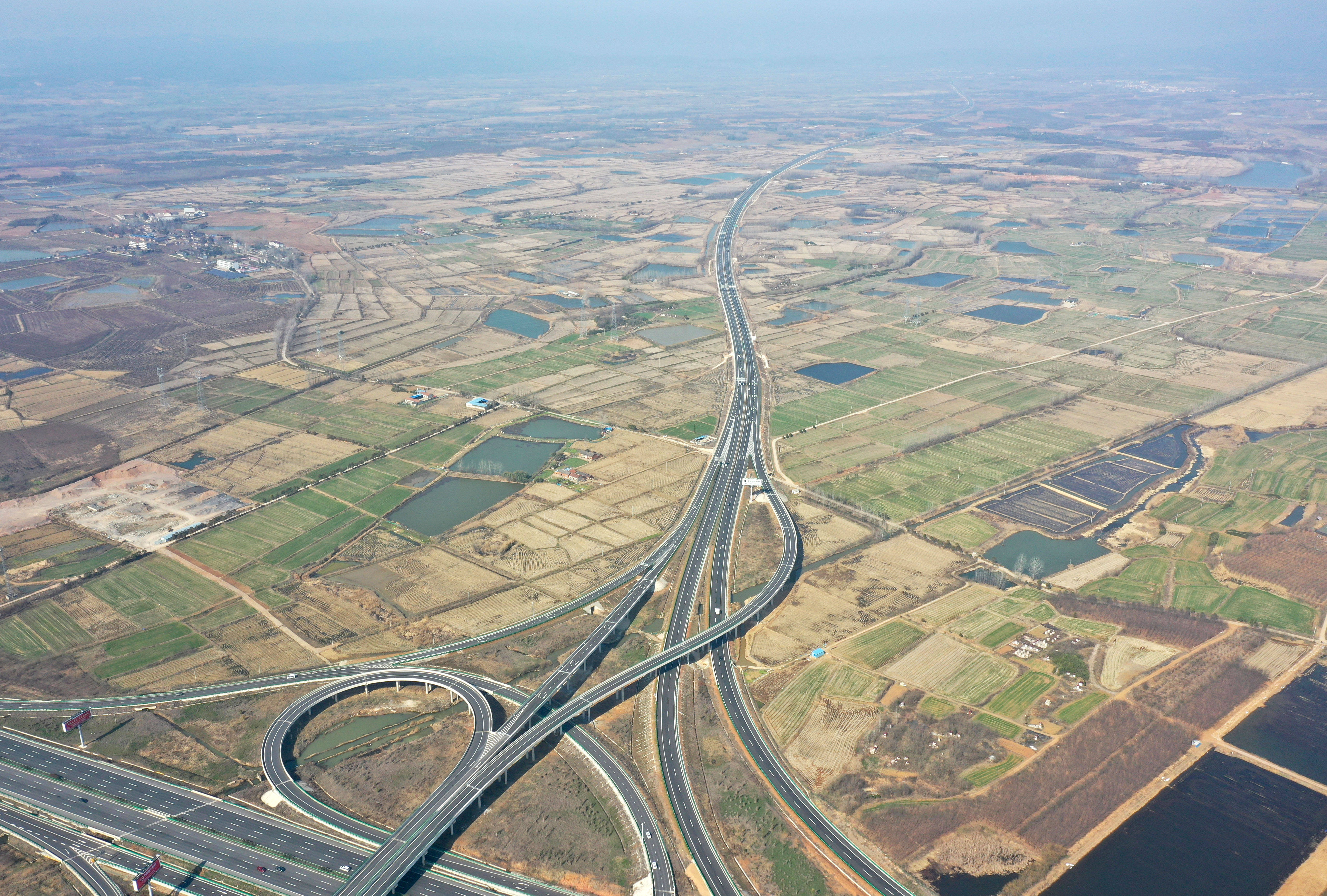 2月9日拍摄的沪陕高速安徽省全椒西枢纽(无人机照片)