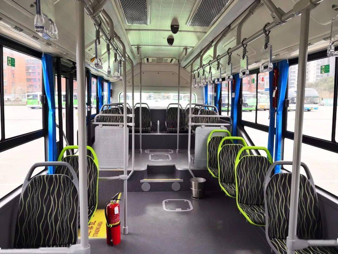 辞旧迎新我市城区公交车告别燃油时代