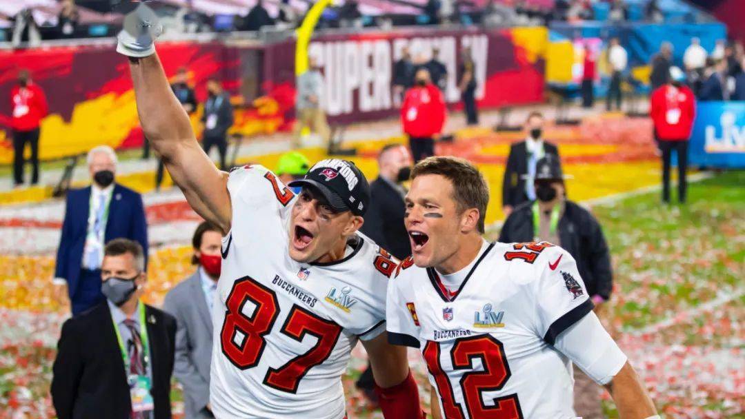 坦帕湾海盗出海游行庆祝夺冠布雷迪差点把奖杯扔进大海