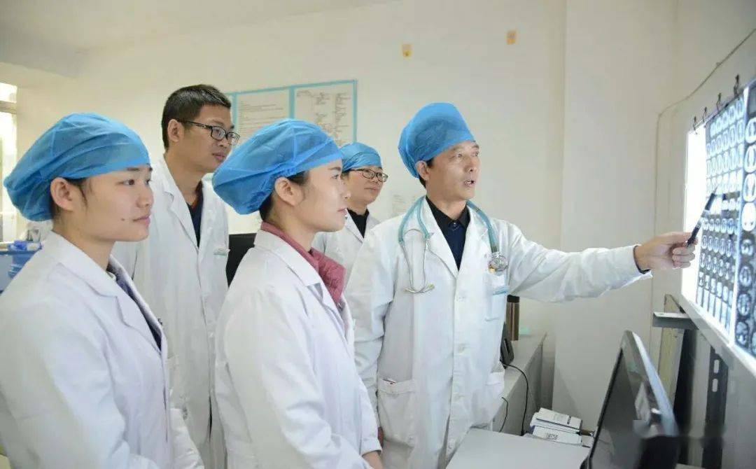 蒋忠胜在指导下级医生阅片(右一为蒋忠胜).