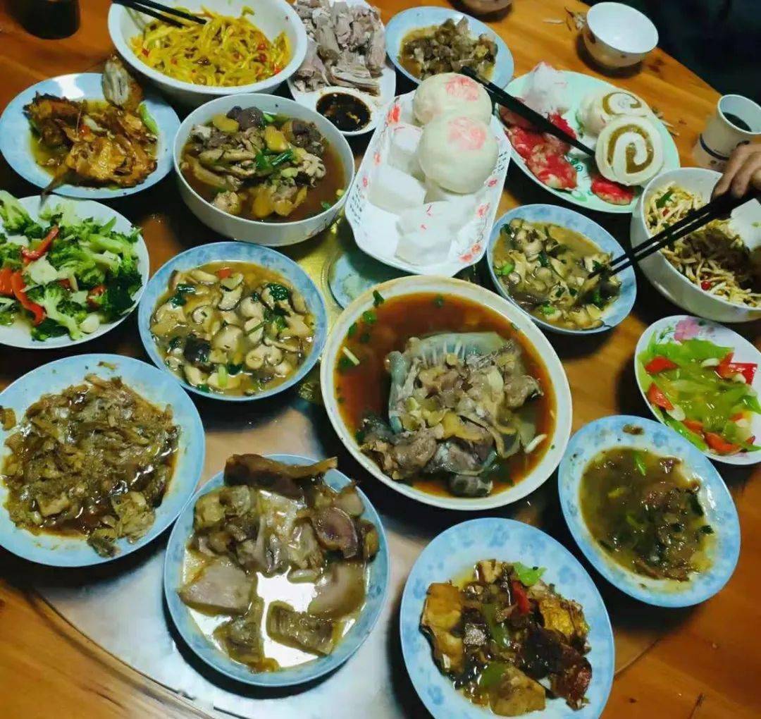 一桌饭一家人一个年一辈子