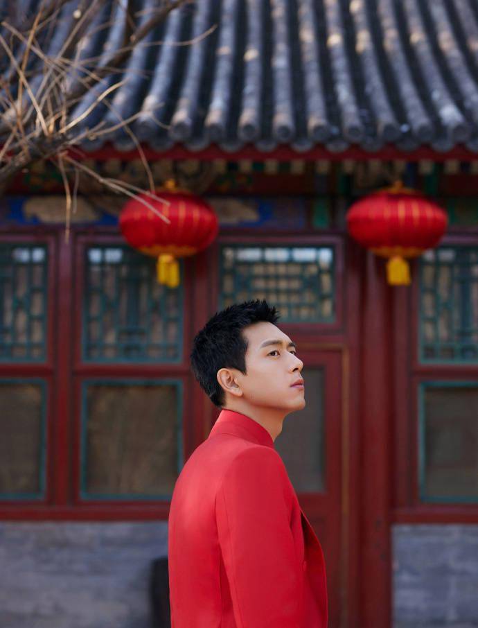 李现央视春晚造型大片公开红色西装喜气洋洋帅气非凡