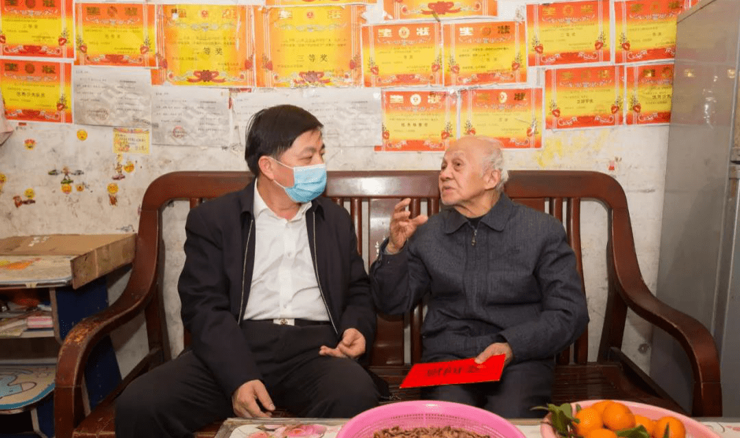 春节临近,和平县委书记陈劲松,县委副书记,副县长,代理县长钟志坚于1