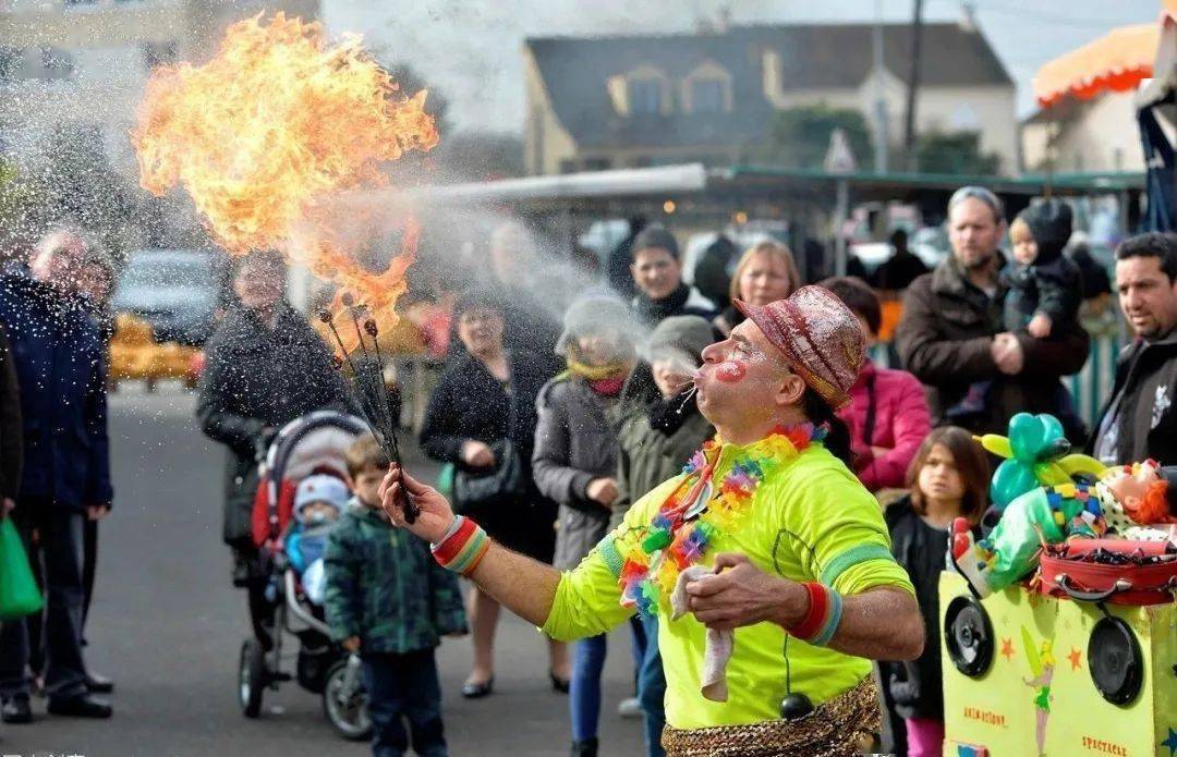 感受街头魔术的震撼与魔术师互动合作近距离感受传统技艺魅力,观看