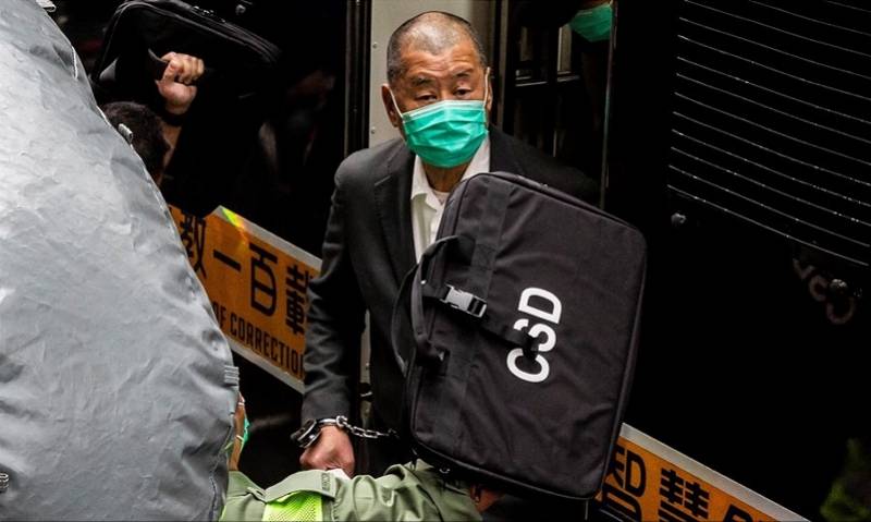 据港媒报道,当日上午9时40分,黎智英的女儿及妻子李韵琴二人进行登记