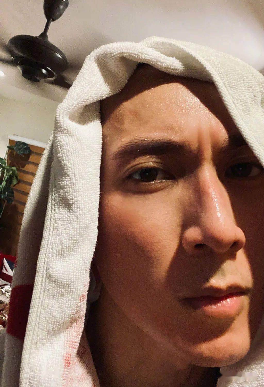 42岁吴尊把同学熬成爹网友不老男神