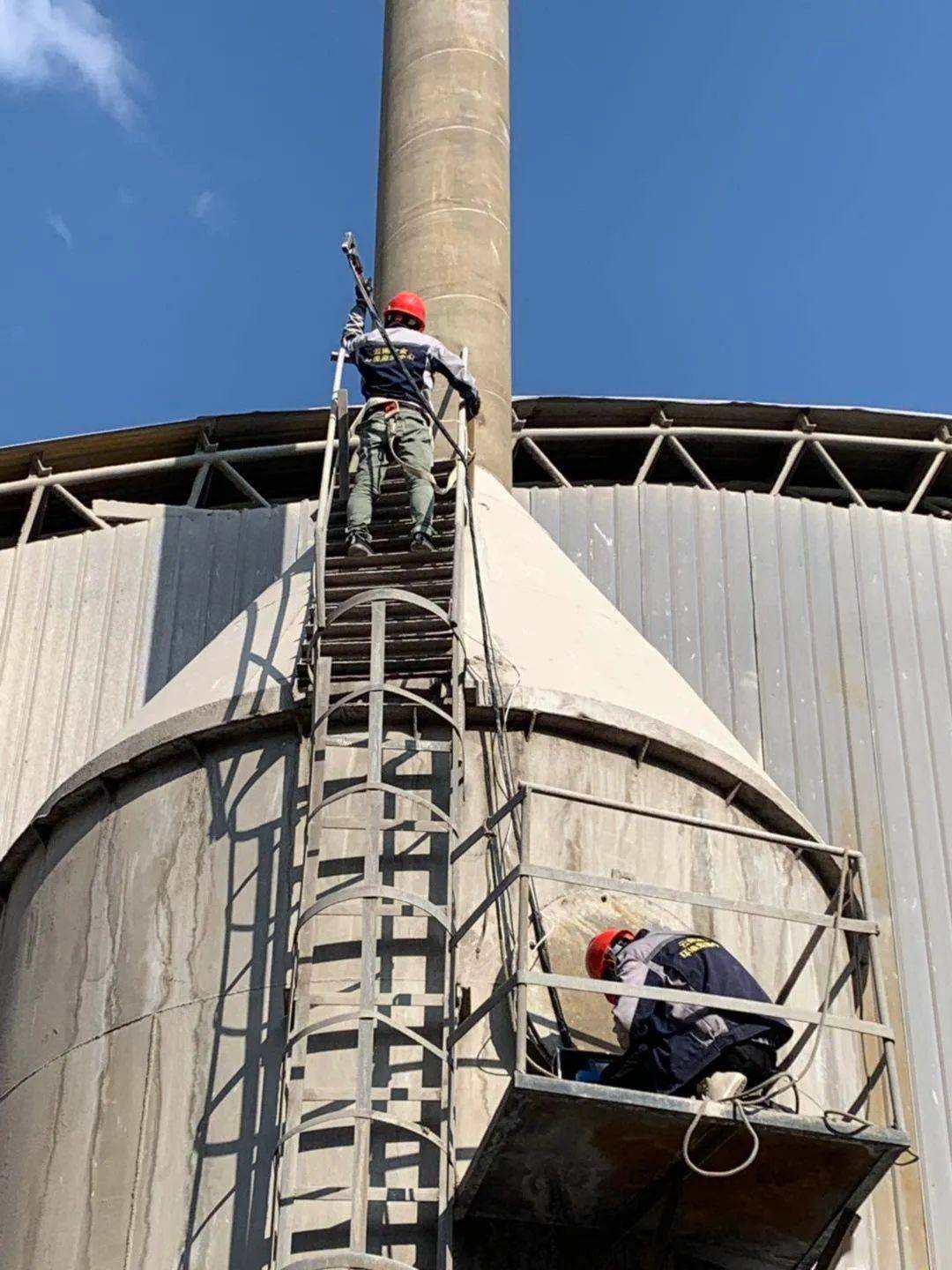 空氣採樣管安裝圖片,室外的最高溫度已達到了37℃,監測站現場室的3名