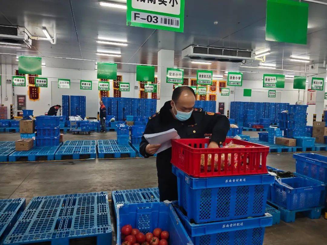 宜兴市市场监管局局圆满完成秋季学期苏南学校食材集中配送驻场监管