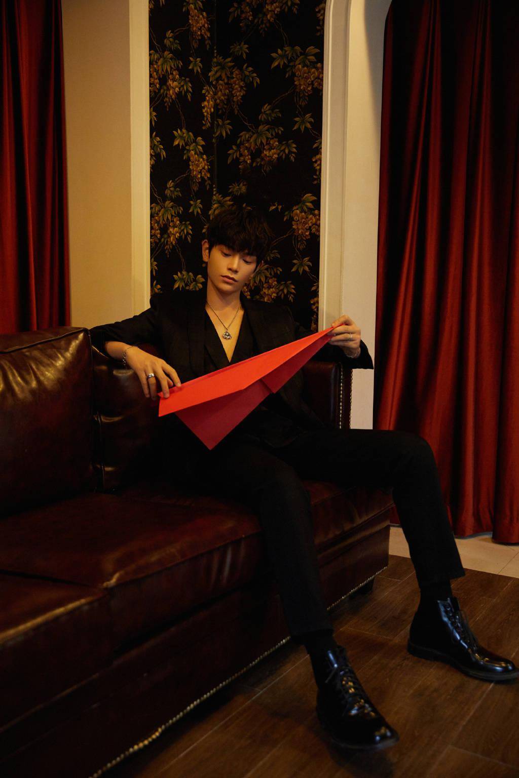 丁禹兮东方卫视春晚造型大片公开 一袭黑衣优雅帅气魅力值拉满!