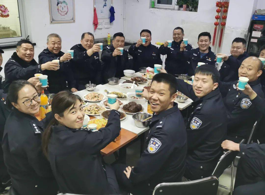 派出所~~乘警支隊~~天津站派出所~天津鐵警除夕之夜在崗位上過大年,曬